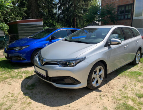 TOYOTA AURIS SREBRNY